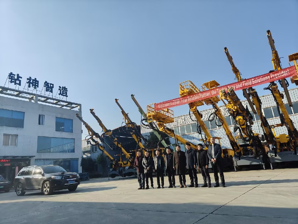 2024年12月30日自貢市榮縣人民政府副縣長(zhǎng)鄒小彬及受邀企業(yè)代表一行參觀考察了四川鉆神公司